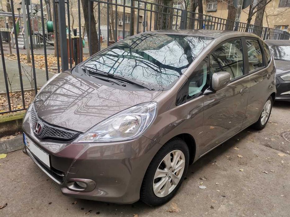 Honda Jazz – Spațioasă, Fiabilă, Economică!
