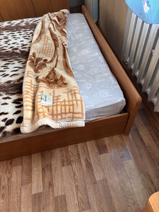 Продам спальный гарнитур