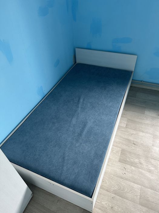 Кровать с матрасом