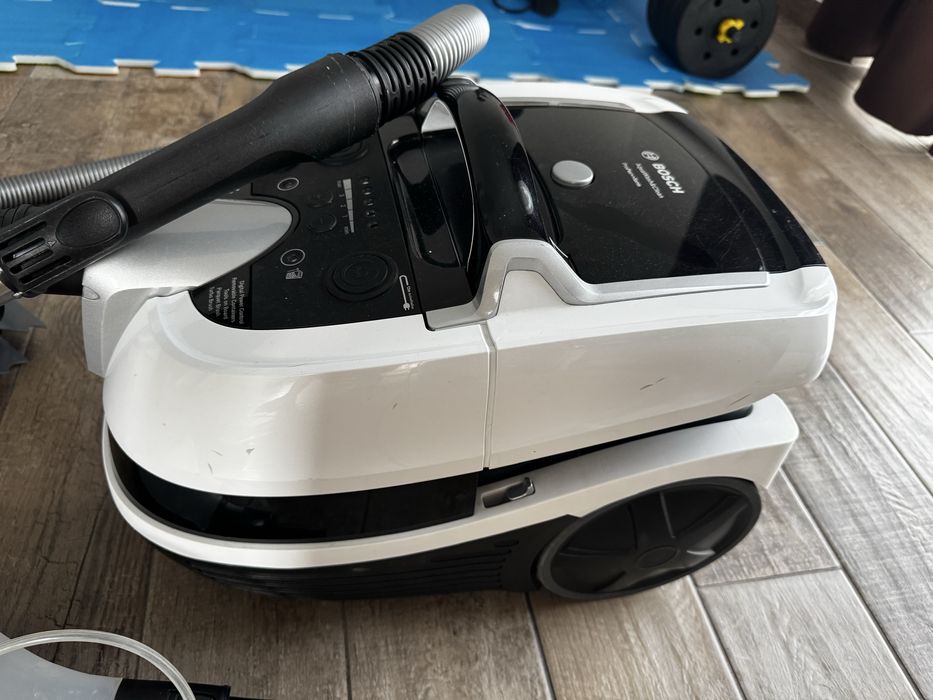 Aspirator cu spalare Bosch BWD421PRO 2100W filtru hepa perii turbo