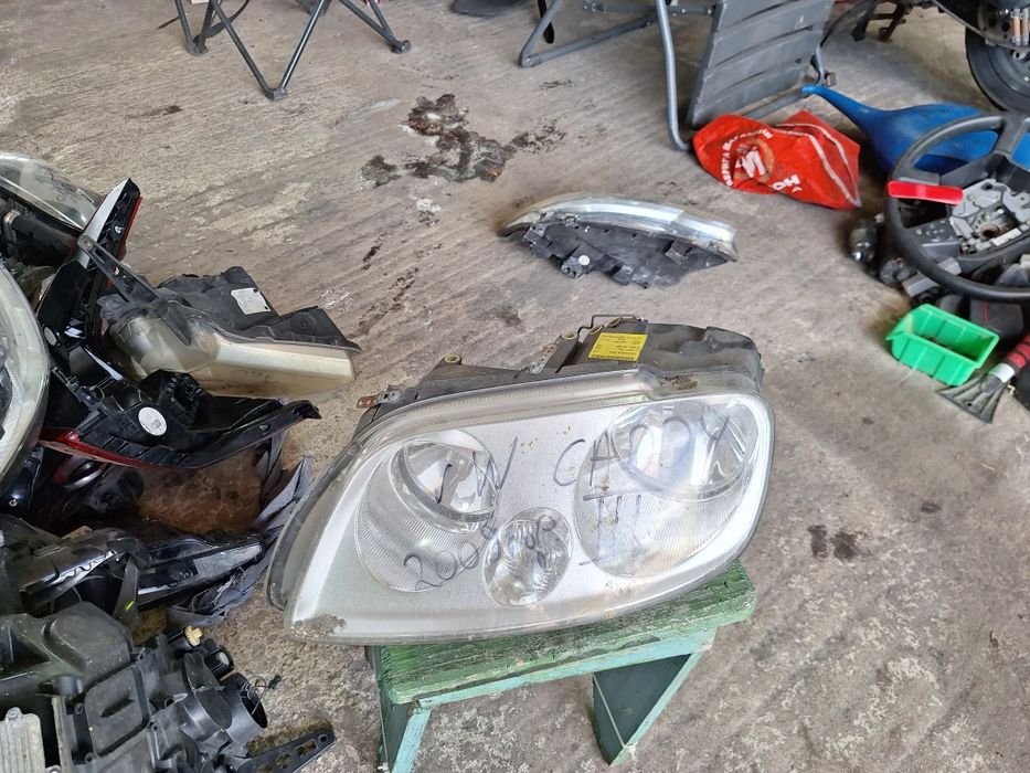 Ляв фар за VW Caddy 2009