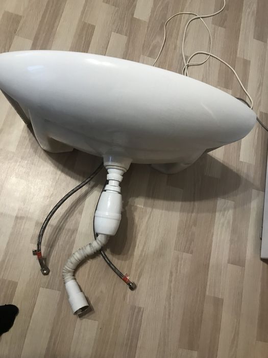 Раковина со смесителем и сифоном