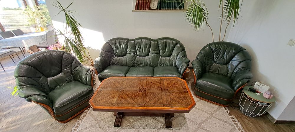 Canapea piele cu doua fotolii piele si masa lemn masiv