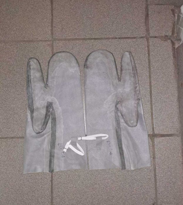 Резиновые трехпалые перчатки