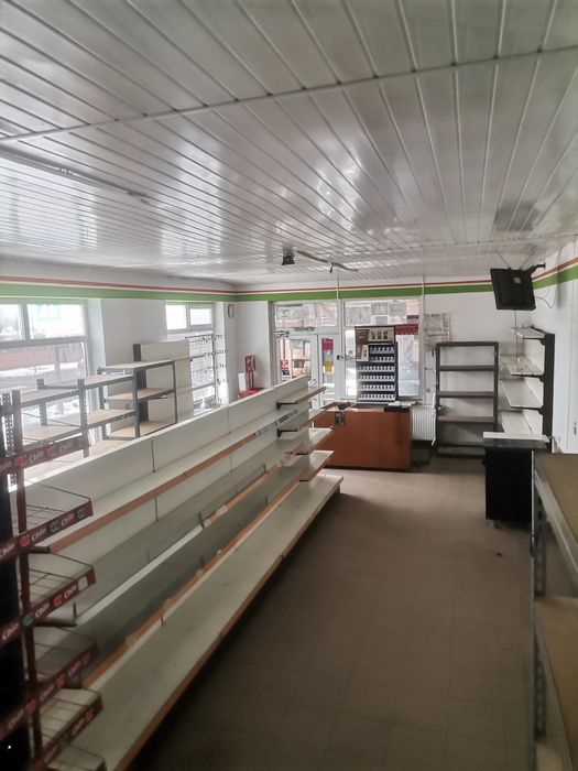 De închiriat sau de vânzare spațiu comercial.