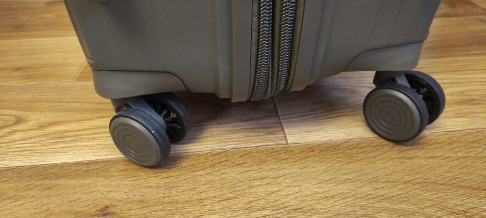 Чемодан М новый IT