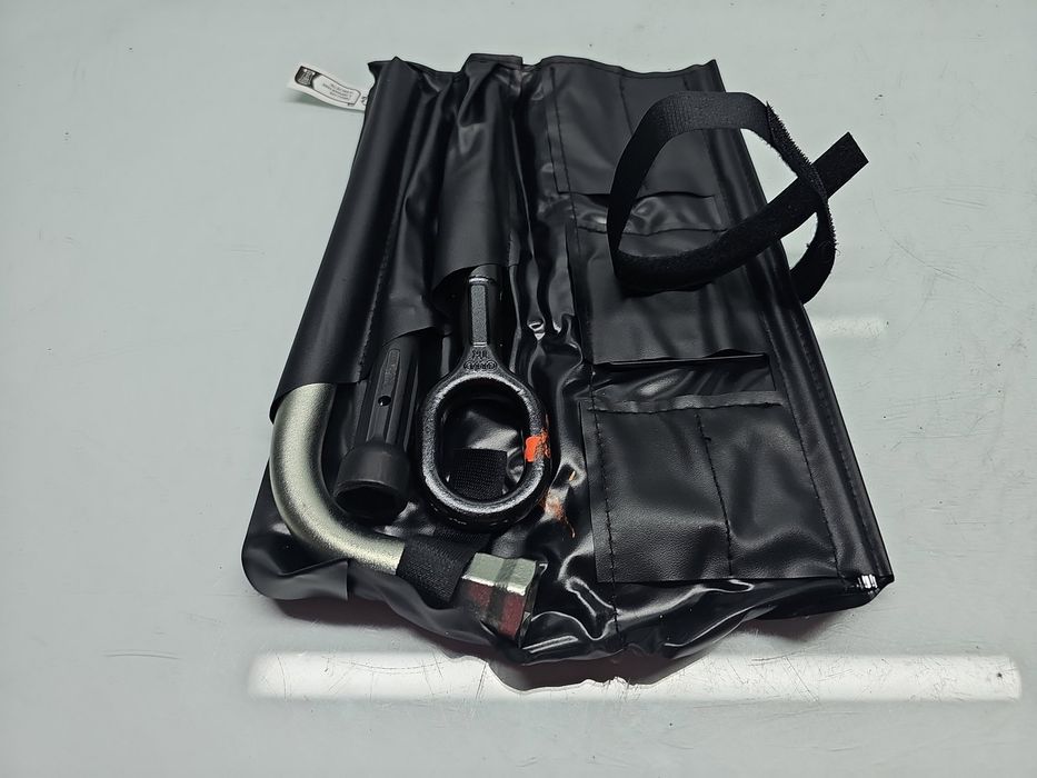 Set cric si cheie AUDI A3 (8YF) [Fabr 2020-2026] 8K0805615A