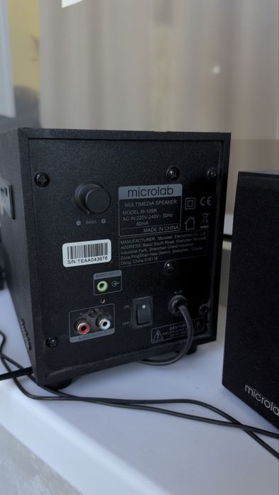 Microlab M-105R, система 2.1 — сабвуфер + 2 сателлита.