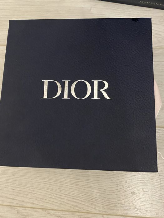 Упаковка коробка фирмы dior