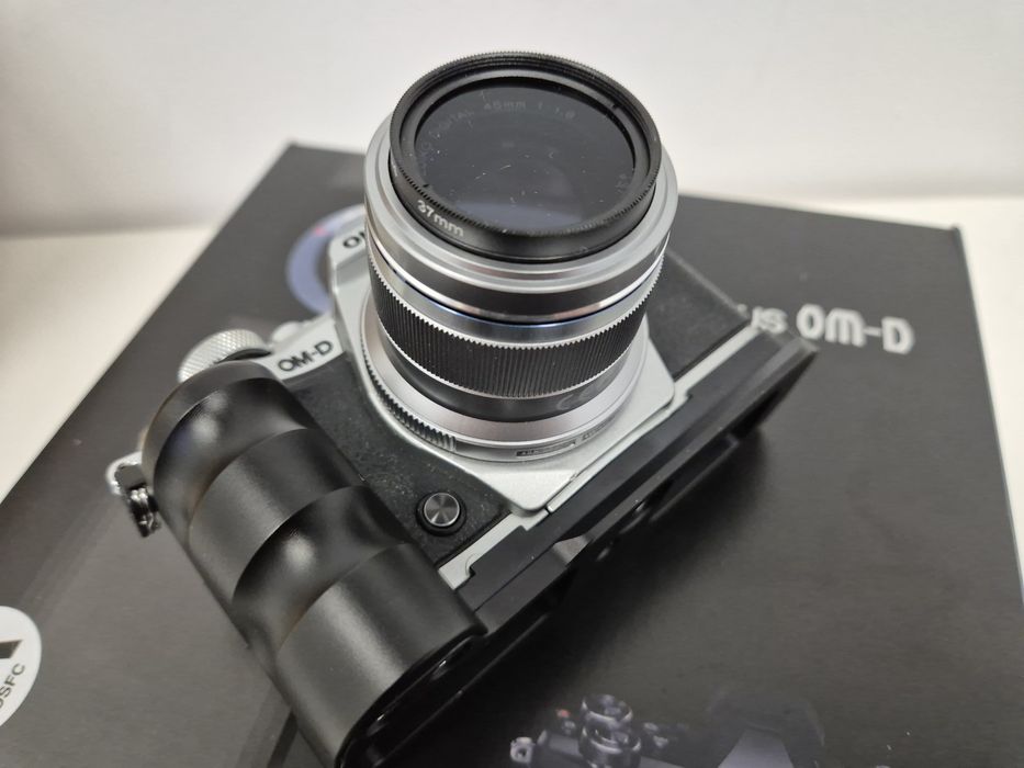 Olympus OMD EM5 MKII + Olympus  45MM/F1.8 + външна светкавица