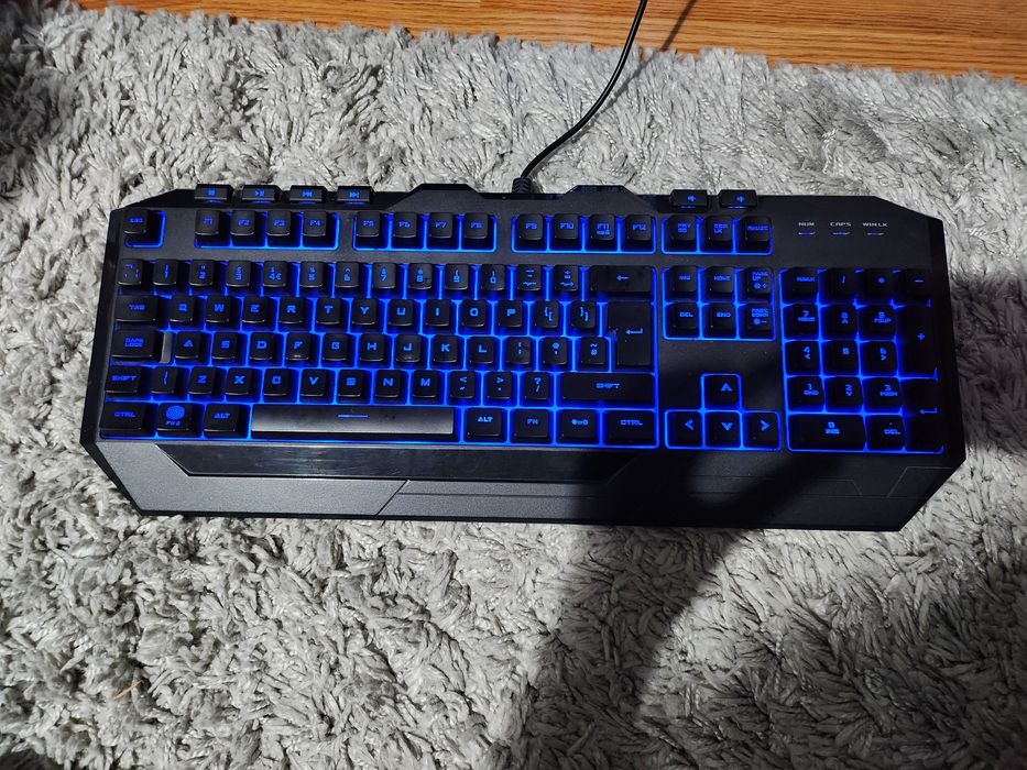 Vând tastatură cu multe culori