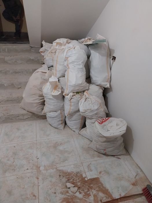 Ridic saci cu moloz și deseuri din constructii