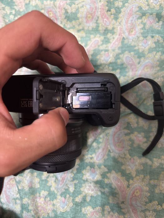 Canon  EOS  R100