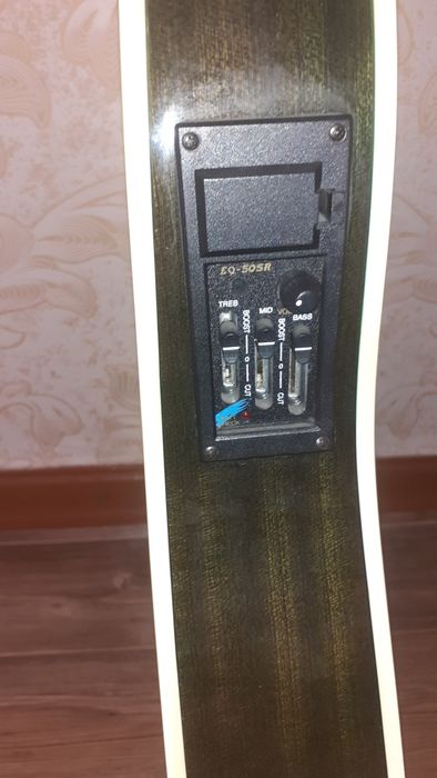 Красивая акустическая гитара