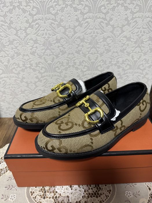 Qizlar va ayollar uchun tuflisi