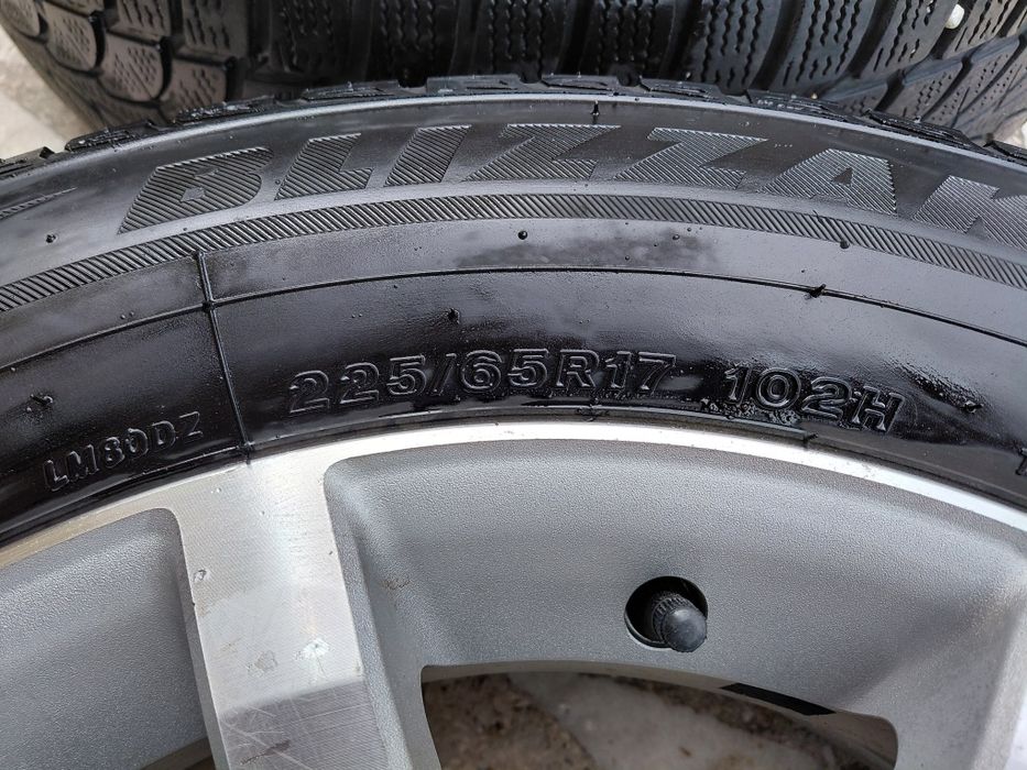 Vand Jenti originale Suzuki Grand Vitara  plus Cauciucuri 225 /65r16 de iarna m/s
Jentile arata foarte bine fără defecte 
Se pot vede