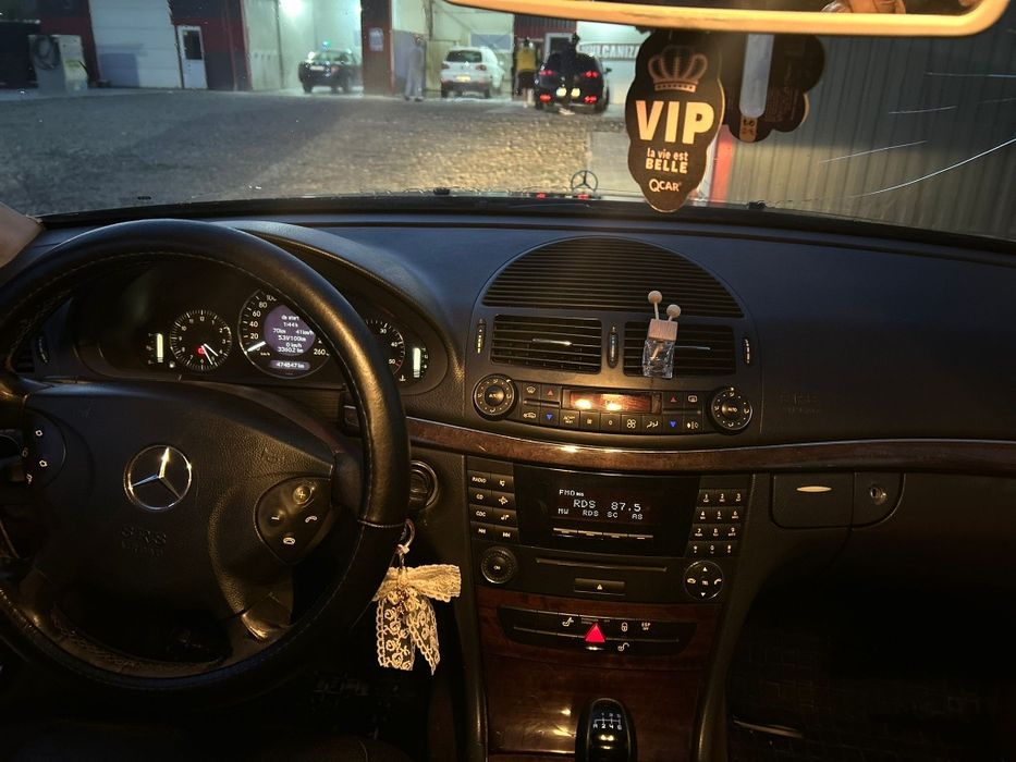 Vând Mercedes E-Class W211