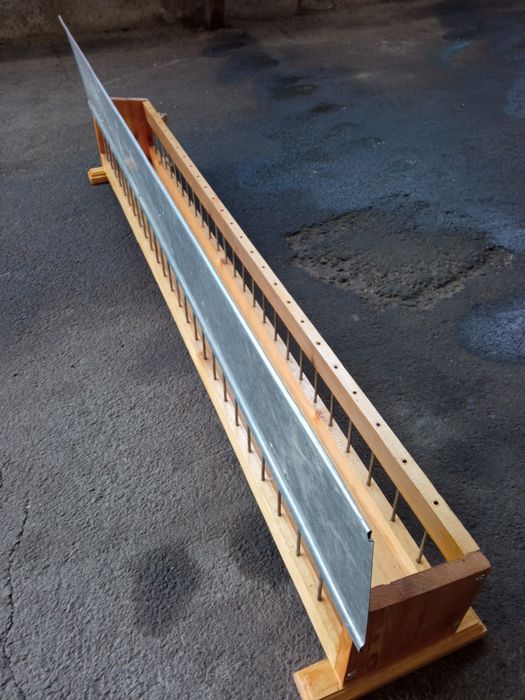 Продам гнезда и кормушки..