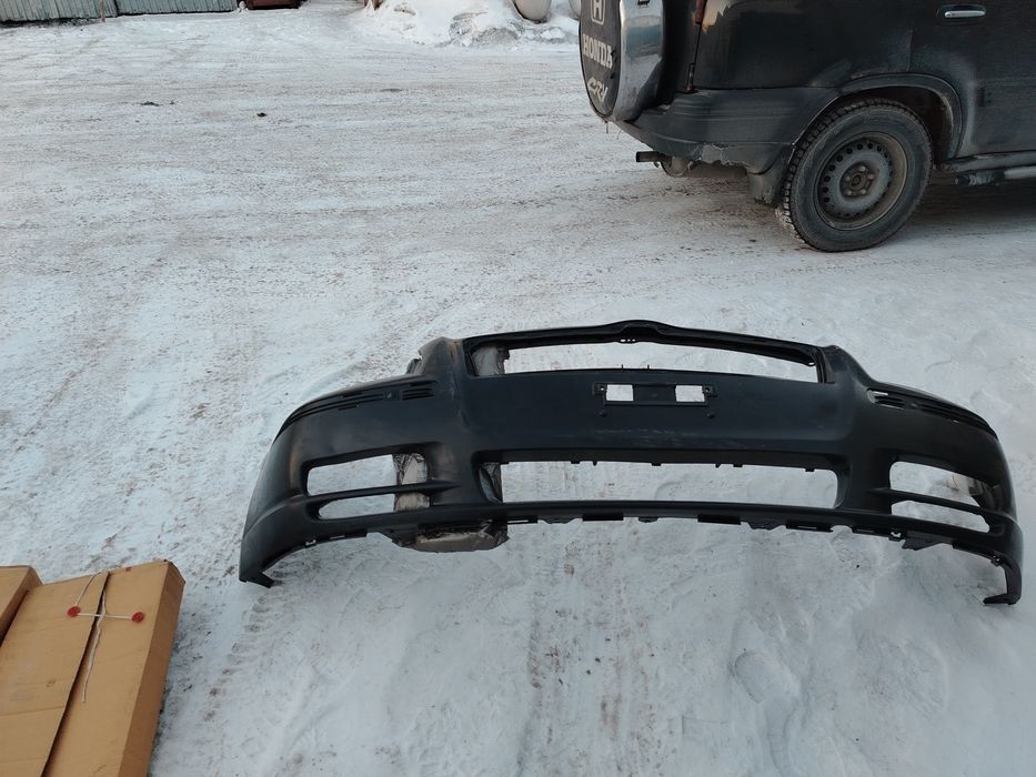 Тайота Авенсис 2003г бампер