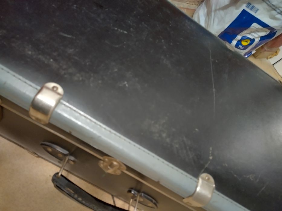 Голям кожен твърд куфар от соца