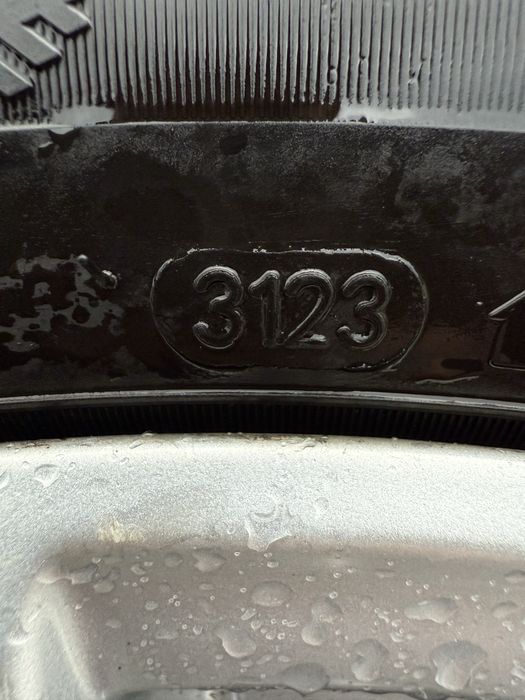 Bmw X5 оригинални 255/55/18 Дот 23г Зимни