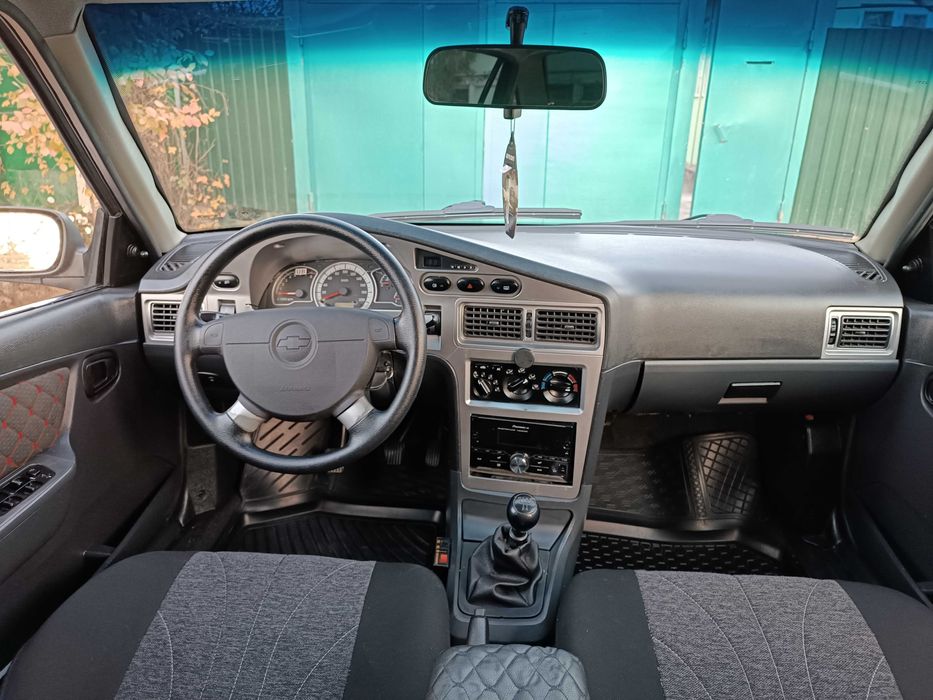 Nexia 2 sotiladi 1.6