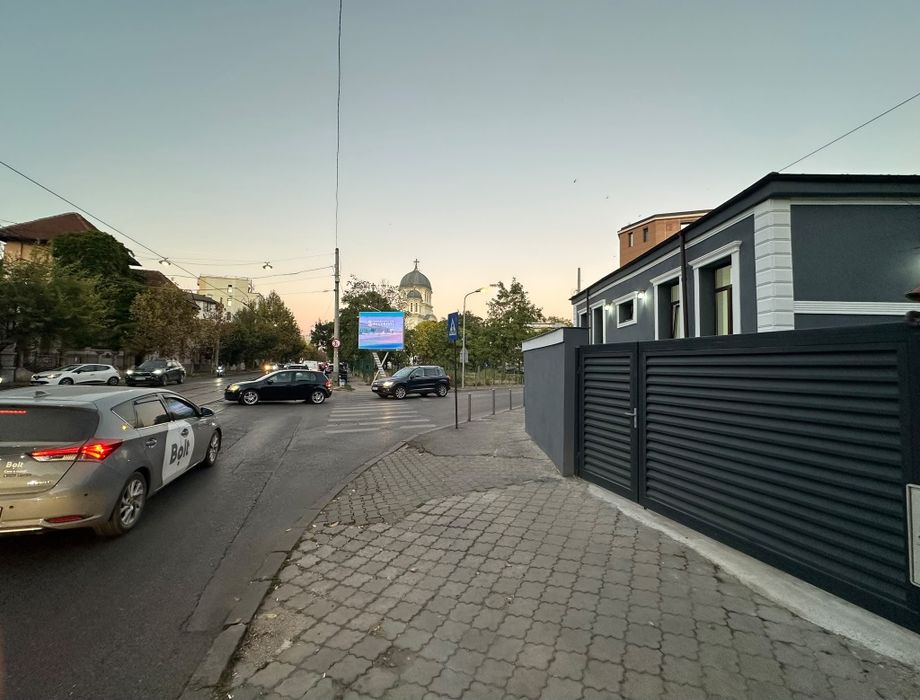 Închiriez casa pe Bvd Regina Maria nr 15