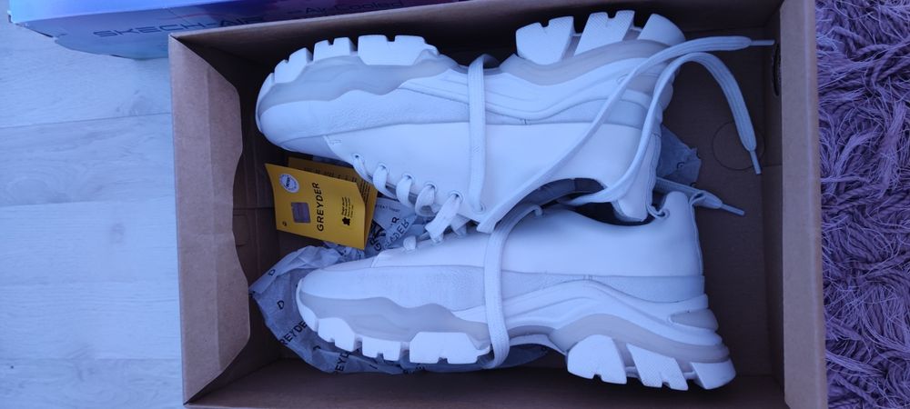 Adidași marca Greyder