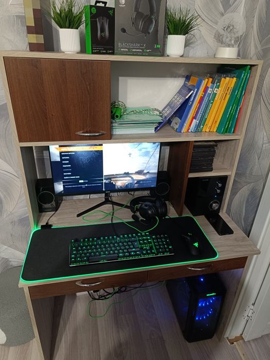 Стол компьютерный в отличном состоянии