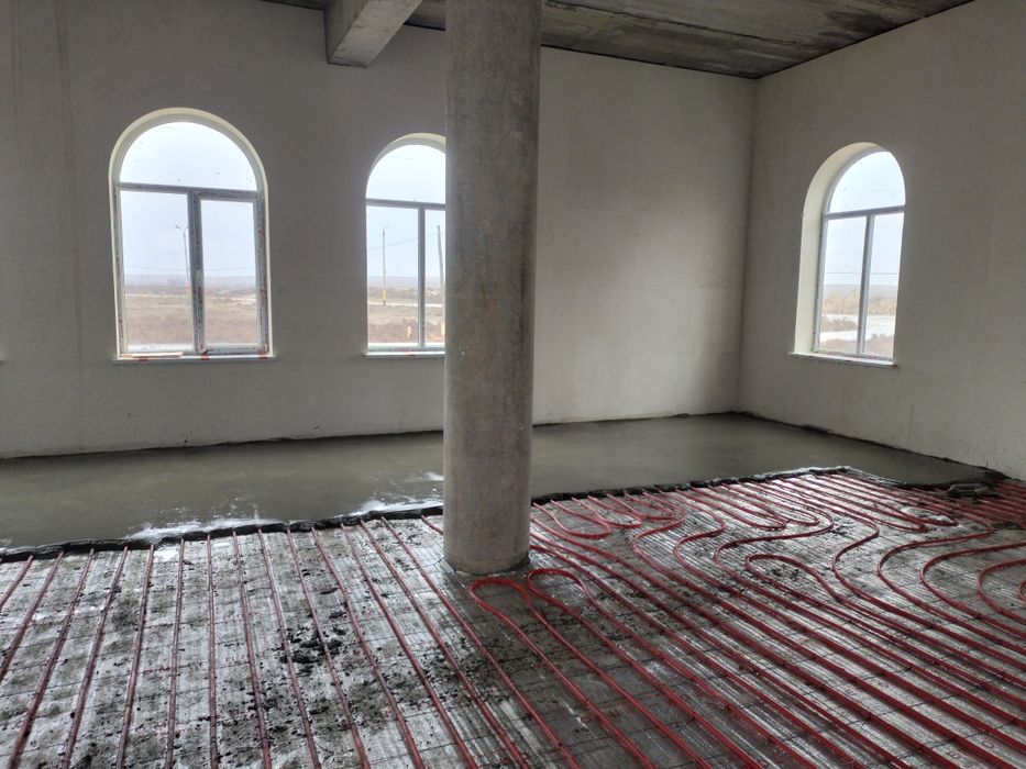 Стяжка заливаем .