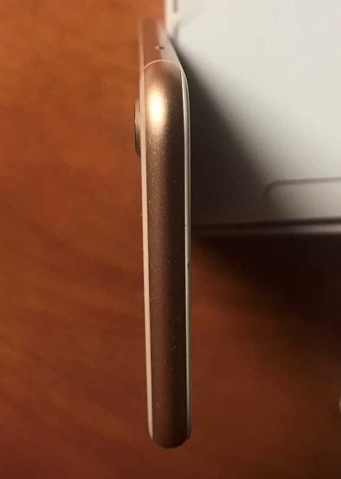 Продавам iphone 8 gold rose 64gb