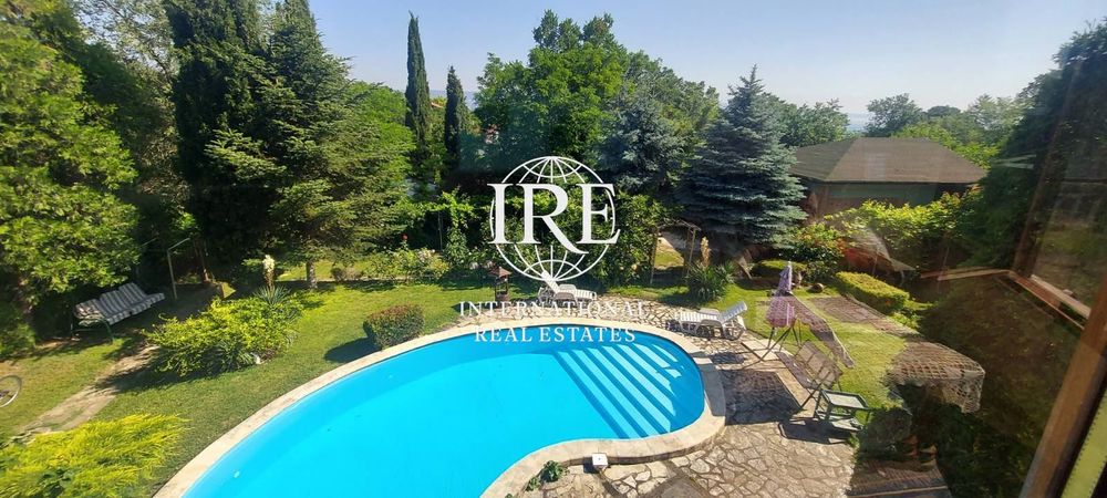 International Real Estates (IRE) представя:Триетажна къща с нескривае