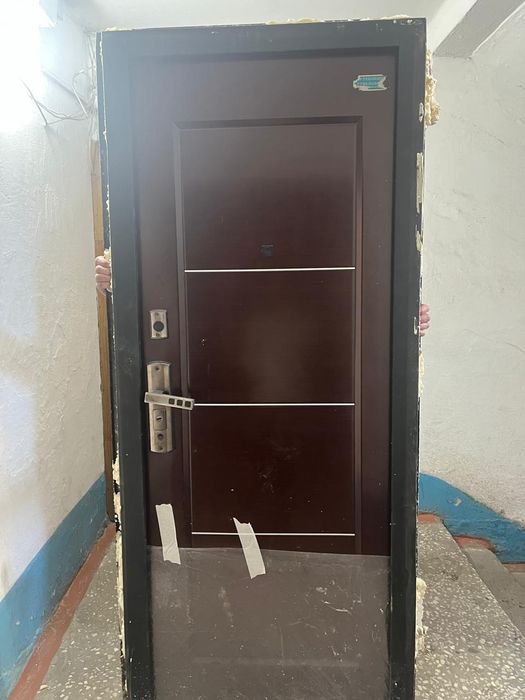 Продам входную дверь