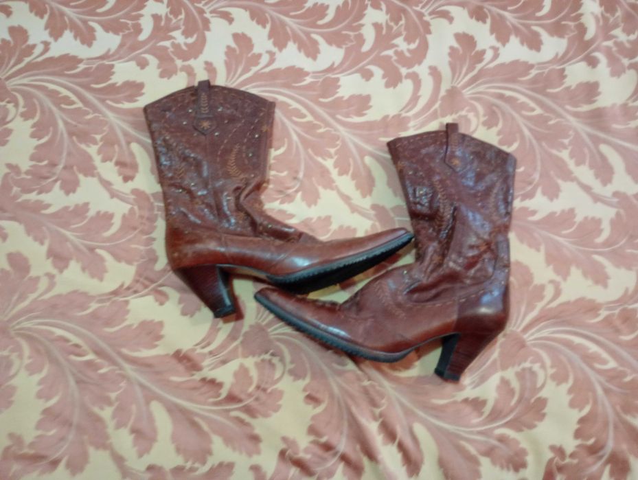 Дамски боти с токче