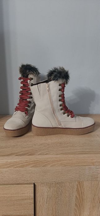 40 номер чисто Нови Ботуши BUGATTI
Естествен велур, регулиране на широ