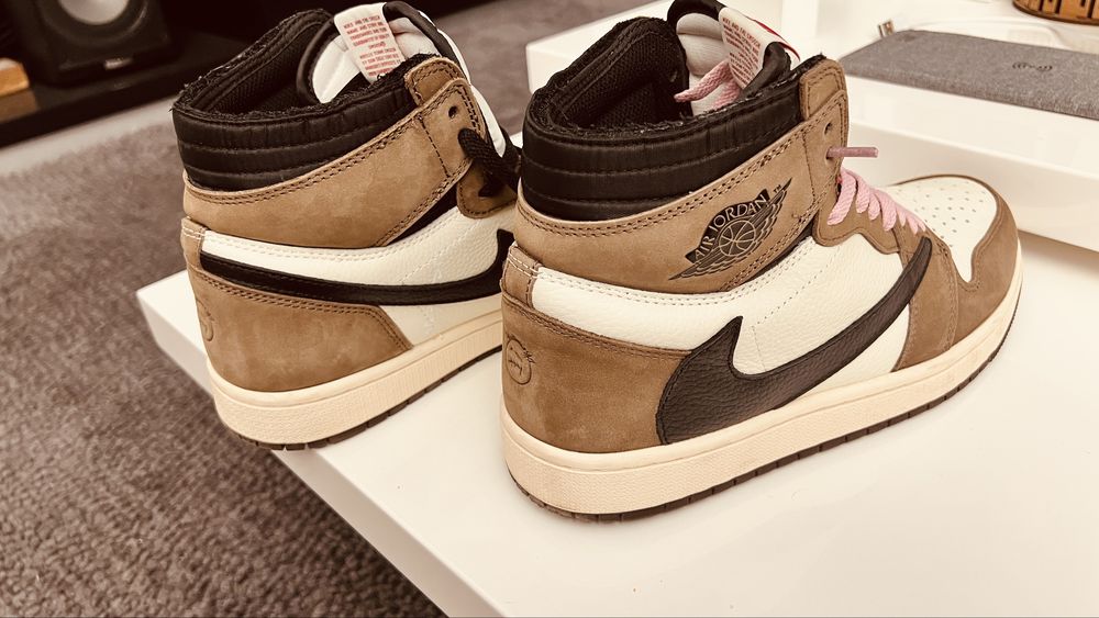 JORDAN 1 Retro High OG Travis Scott