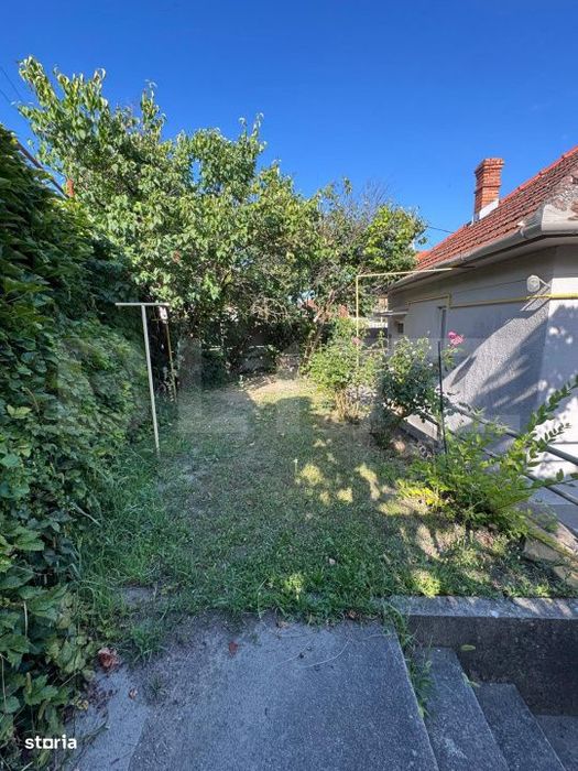 Casa spatioasa cu 6 camere, teren 700 mp, garaj si terasa