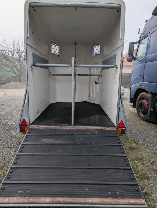 Inchiriez remorca de cai