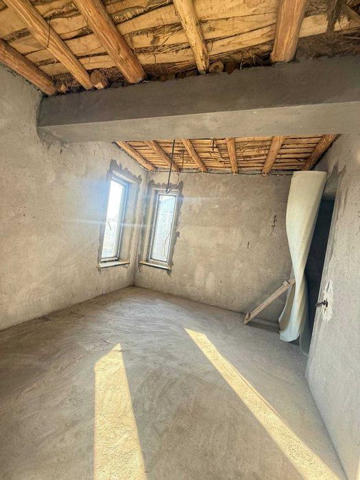 От поста Уч кахрамон  3,5 км Обод  2 сотка 5 ком коробка 2 этаж Срочно