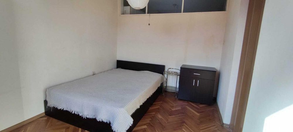 Продавам легло персон и половина с матрак, цвят венге