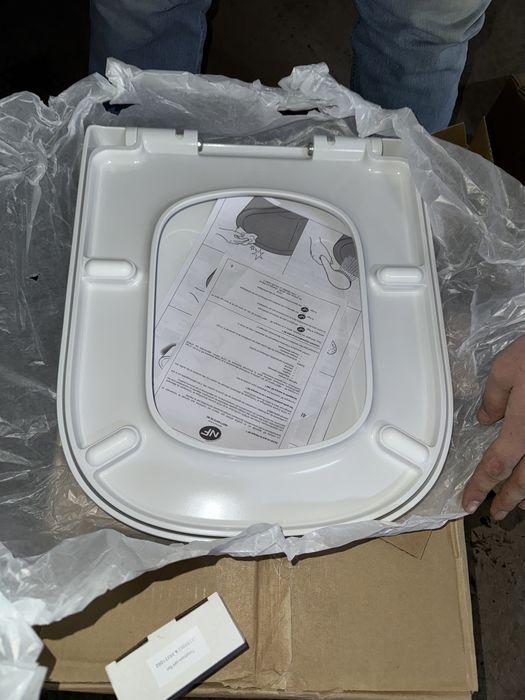 подвесной  унитаз и ванна. Оригинал.