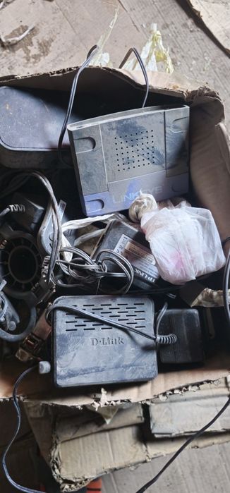 Модемы,  шнуры , камеры.