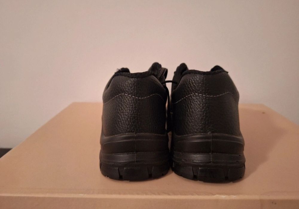 Bocanci cu protecție metalică