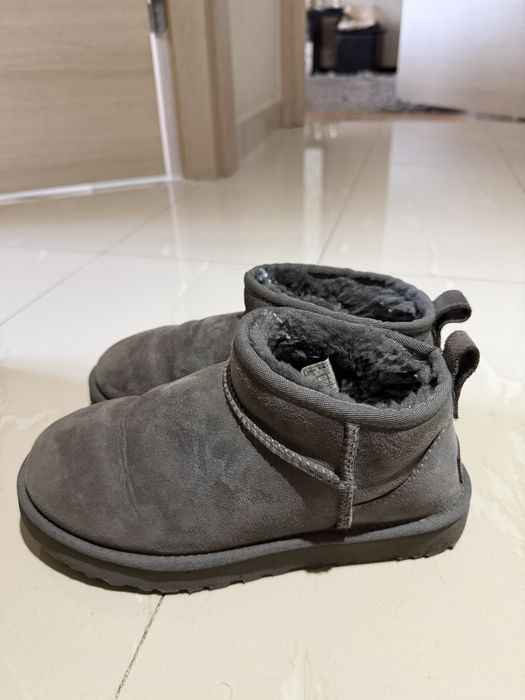 UGG cizme de zăpadă din piele întoarsă Classic Ultra Mini