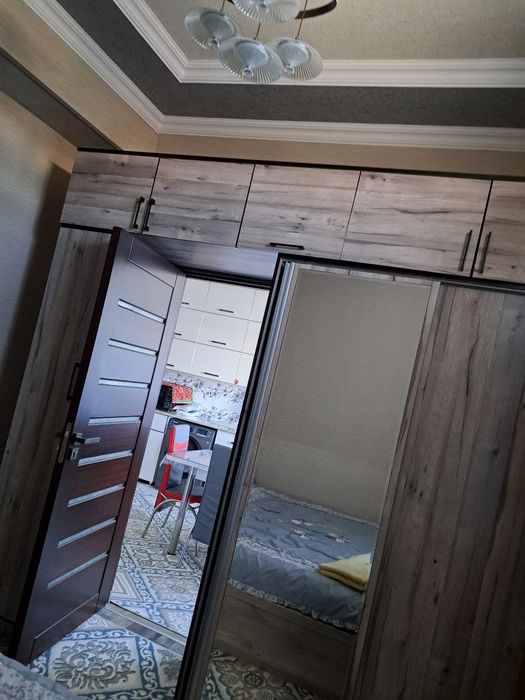 Navoiy shahar 1 etaj 2xonali uy sotiladi