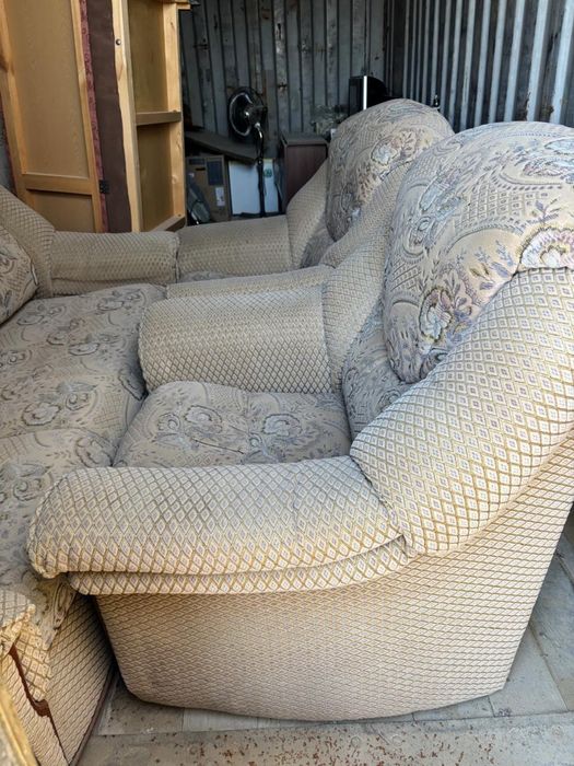 Диван и два кресла.