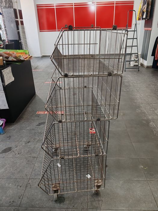 Suporți haine,rafturi