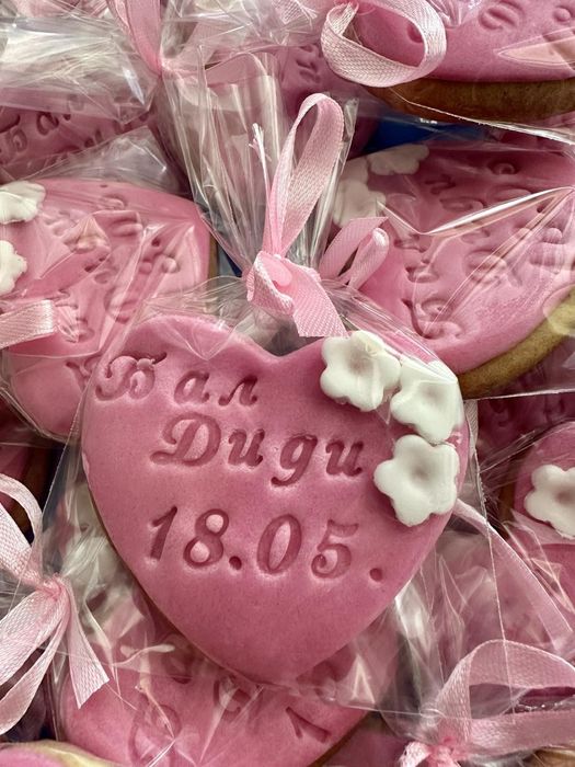 Ръчно декорирани медени бисквитки с фондан - погача, моминско парти