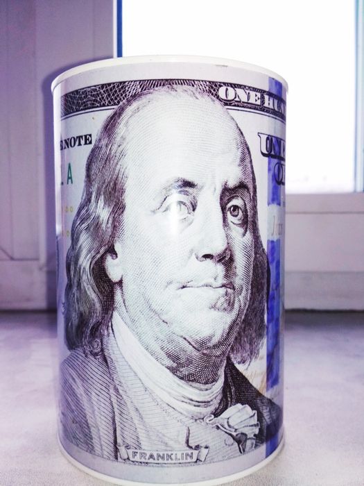 Металлическая копилка.