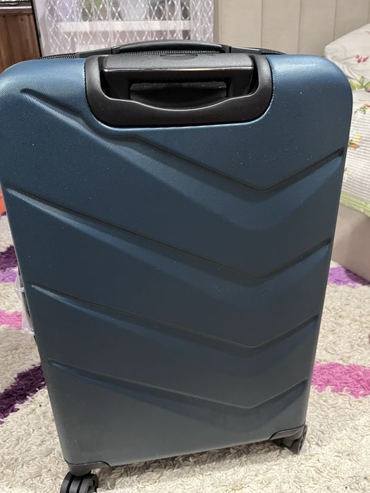 Чемодан на колесиках новый